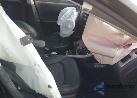 2018 Jeep Compass Latitude 4X4 z USA, uszkodzony, nr VIN 3C4NJDBB2JT478904